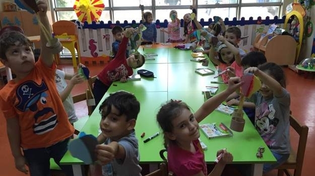 Güneşli Okyanus Okul Öncesi Yıldızlar Grubu Öğrencileri Uçan Balonlarını Yapıyor