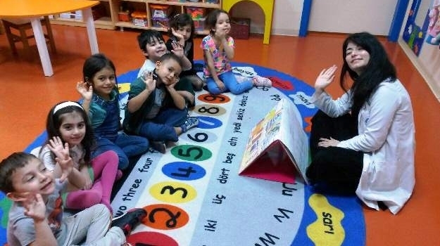 Güneşli Okyanus Koleji Yunuslar Grubu Hikaye Dinliyor