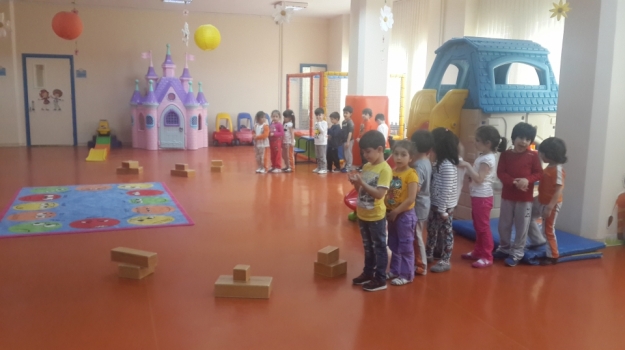 Güneşli Okyanus Okul Öncesi Balıklar Grubu Koli Bandına Pinpon Topu Yapıştırma Yarışması Yapıyor