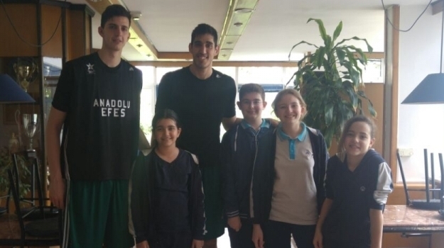 Halkalı Okyanus Koleji Öğrencileri Anadolu Efes Oyuncuları ile Buluştu