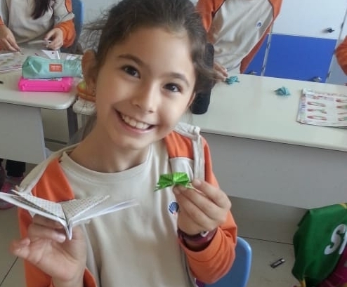 İlkokul Kademesi 3. sınıf Öğrencileri Main Course Dersinde Origami Yapmayı Öğreniyor