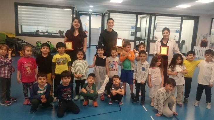 İncek Okyanus Koleji Okul Öncesi Yetenek Klübu Öğretmenleri Plaketlerini Aldılar.