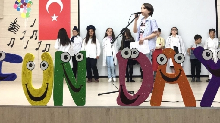 5. Sınıf öğrencileri, İngilizce'deki bilgi ve becerilerini birbirinden güzel gösteriler sunarak aileleriyle paylaştılar.