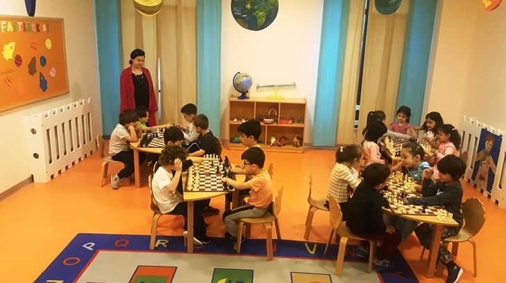 Kemerburgaz Okyanus Koleji Gökkuşağı Grubu Öğrencileri Satranç Dersinde