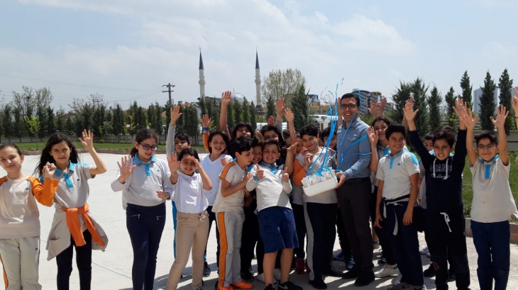 Kuşları ve doğayı seviyoruz.