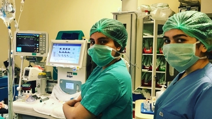 Lise  Öğrencileri Canlı Ameliyat İzledi..