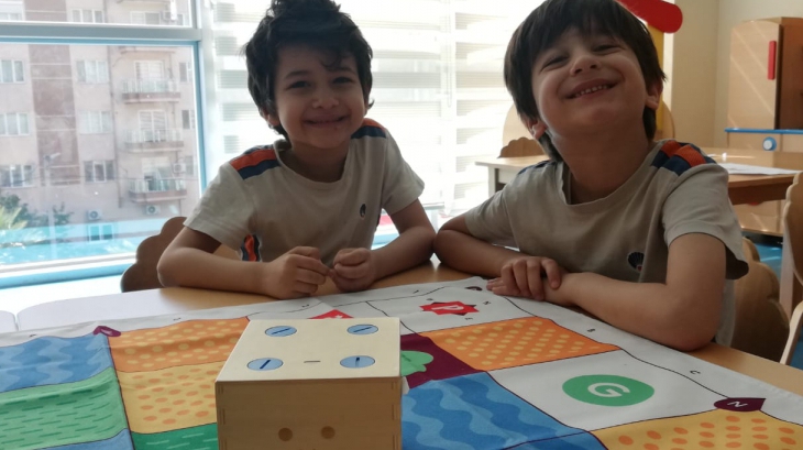 Mavişehir Okyanus Koleji Okul Öncesi Çiçekler Grubu Kodlama Dersinde