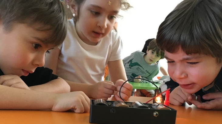Okul Öncesi A Grupları FasTracKids Eğitiminde Teknoloji Konusunu Öğreniyor.