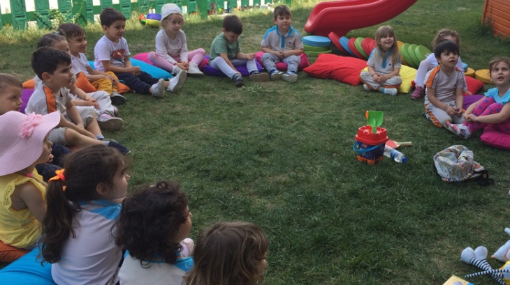 Okul Öncesi Çiçekler Sınıfı İngilizce Dersinde Yaza Merhaba Diyor