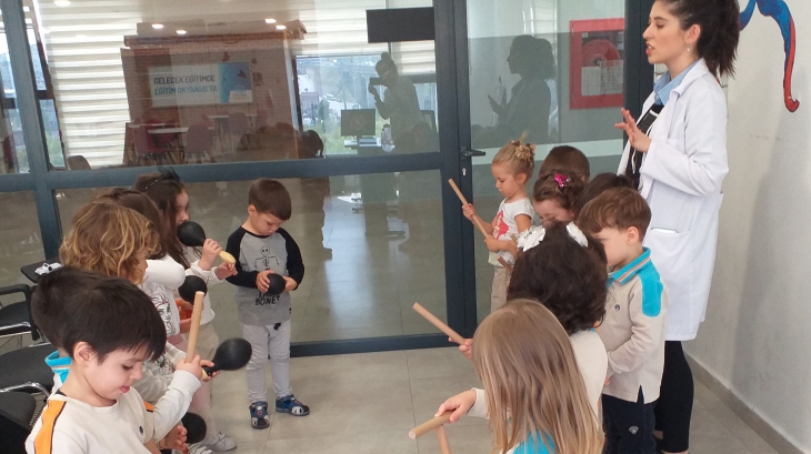 Okul Öncesi Çiçekler Sınıfı Müzik Dersinde Şarkı Söylendi
