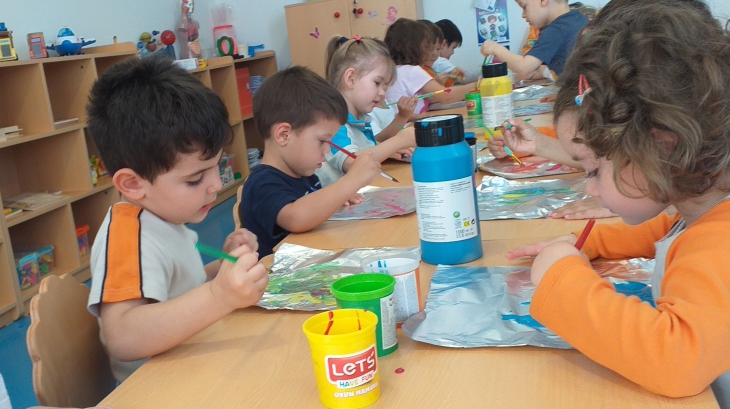 Okul Öncesi Çiçekler Sınıfı Sanat Etkinliği Dersinde Boya Etkinliği Yapıldı.