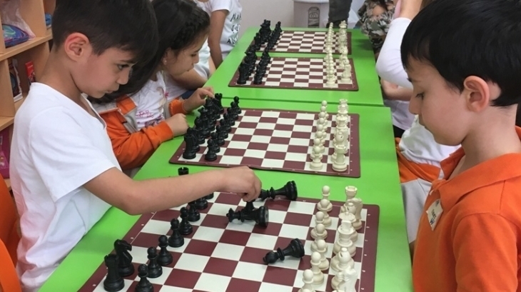 Okul Öncesi Güneş Grubu Satranç Dersinde