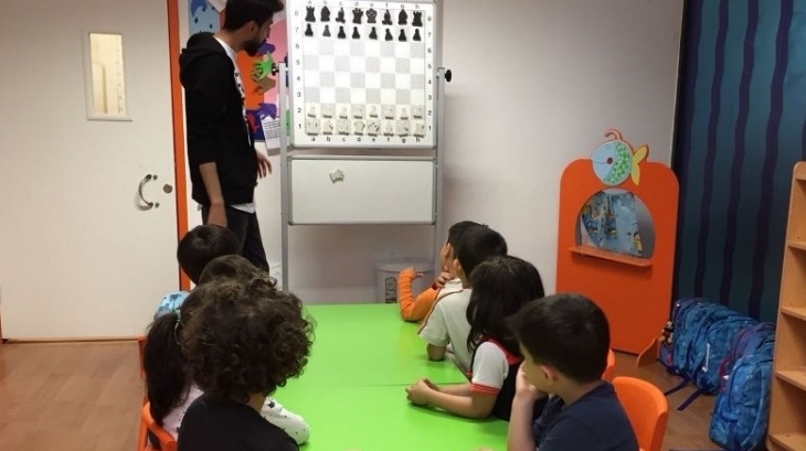 Okul Öncesi Mercan Grubu Öğrencileri Satranç Dersinde