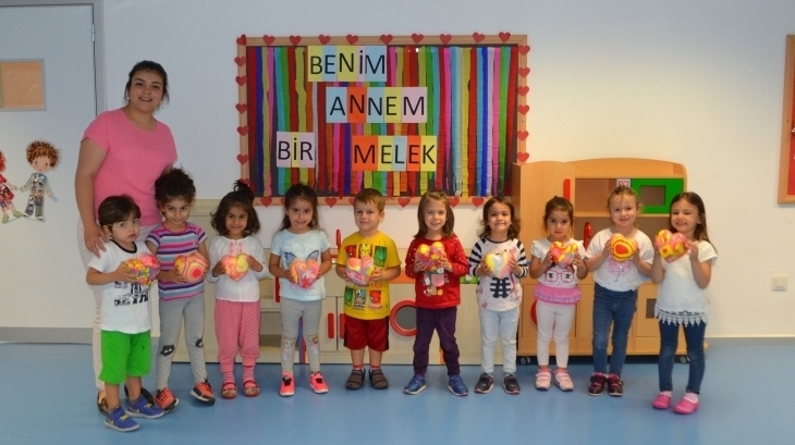 Okul Öncesi Öğrencileri Anneler Gününde Hediye Bileklik Yaptı