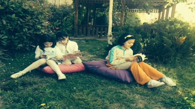 Okyanus Üstün Zekalılar İlkokulu'nda Bahçede Kitap Okuma Keyfi