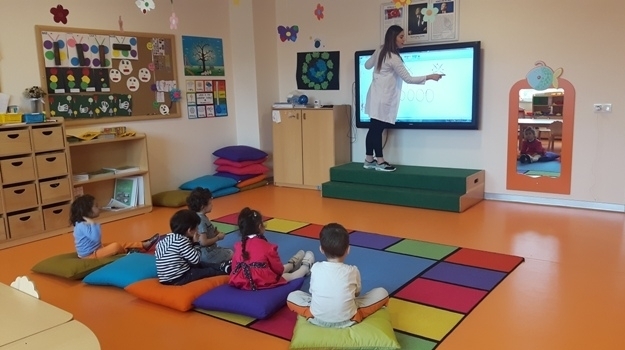 Kemerburgaz Okyanus Okul Öncesi Çiçekler Grubu Matematik Oyun İngilizce Etkinliğinde