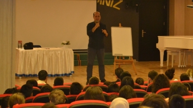 Konyaaltı Kampüsünde Öğrenciler Karikatürist Behzat Taş İle Buluştu
