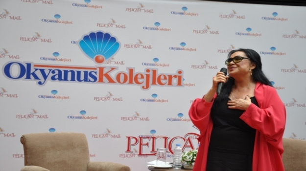 Türkan Şoray'dan Yılın Annesi'ne Hediye