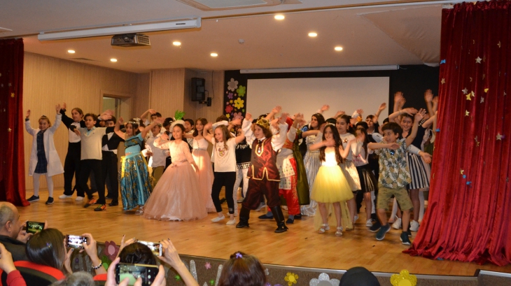 5. Sınıf Öğrencilerinin Hazırlamış Olduğu İngilizce Gösterisi "Funday" Eğlenceli Skeç ve Tiyatrolarla Sahne Aldı