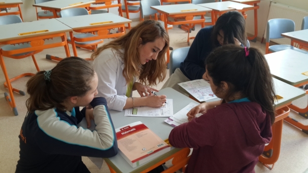 8. Sınıflar, TEOG Çözüm Merkezi'nde Soru Çözüyor