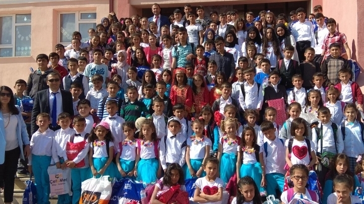 "'23 Nisan Kutlu, Çocuklar Mutlu Olsun"