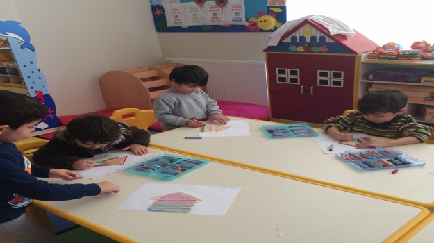 Adana Okyanus Koleji Okul Öncesi Deniz Yıldızı Sınıfı İngilizce Öğreniyor