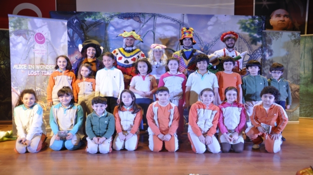 Avcılar Okyanus Sahnesinde "Alice Harikalar Diyarında" Oyunu