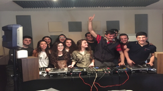 Avcılar Okyanus Öğrencileri Dj Burak Yeter’in Stüdyosu'nda