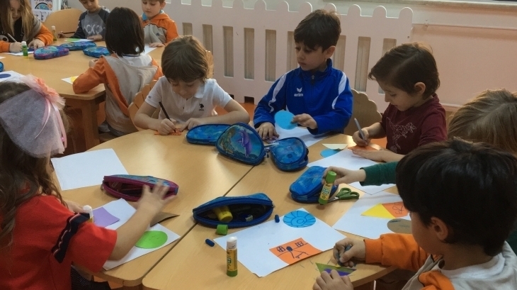 Avcılar Yıldızlar Grubu Öğrencileri Sanat Etkinliği Dersinde