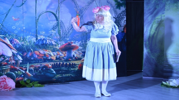 Bahçelievler Okyanus Sahnesinde "Alice Harikalar Diyarında" Oyunu
