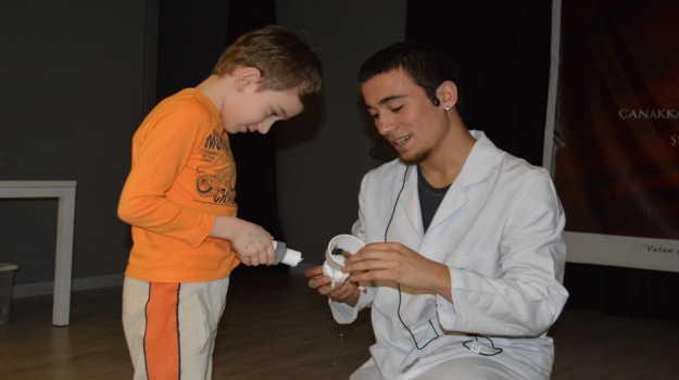 Bahçelievler Okyanus Koleji Anaokulu minikleri Mad Science Etkinliğinde