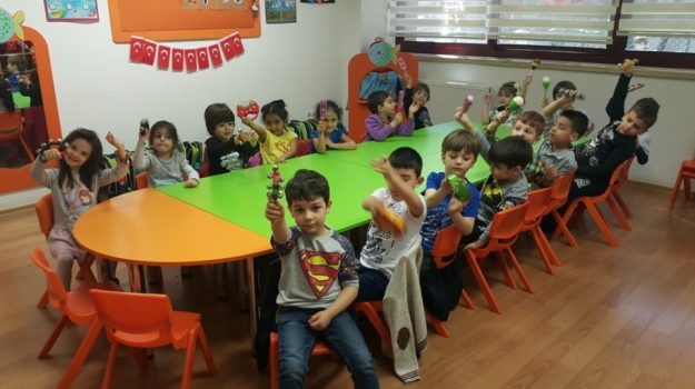 Bahçelievler Okyanus Okul Öncesi Gökkuşağı Grubu Müzik Etkinliği Dersinde
