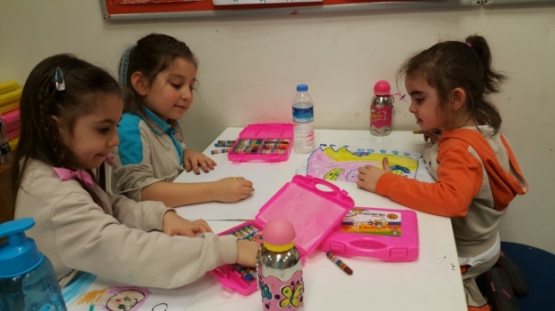 Bahçelievler Okyanus Okul Öncesi Öğrencileri İlgi Yetenek Merkezi Resim Dersinde