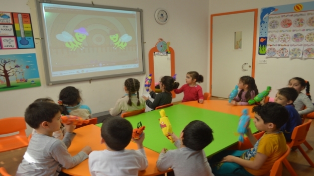 Okyanus Okul Öncesi Yıldızlar Grubu Öğrencileri Marakas Yapıyor