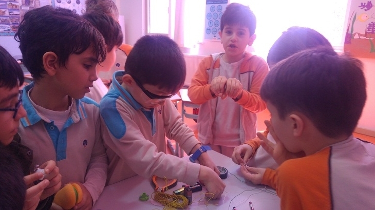 Üstün Zekâlılar ve Yetenekliler İlkokulu 3-D Sınıfı Fen Bilimleri Dersinde