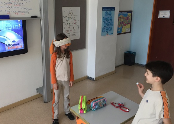 Bahçeşehir Okyanus Koleji Üstün Zekâlılar ve Yetenekliler İlkokulu 4-D Sınıfı Sesin Kaynağımdan Uzaklaştıkça Şiddetinin Azaldığını Deneyimlediler.