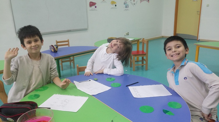 Bahçeşehir Okyanus Koleji Üstün Zekâlılar ve Yetenekliler İlkokulu 1. Sınıf Matematik Esnek Grup Öğrencileri “Kesirlerin Uyumu” Etkinliğinde