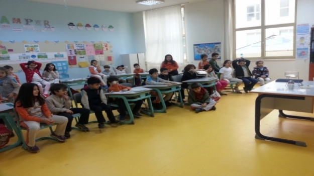 Bahçeşehir Okyanus Üstün Zekalı Öğrencilerinden Deney Yapıyor