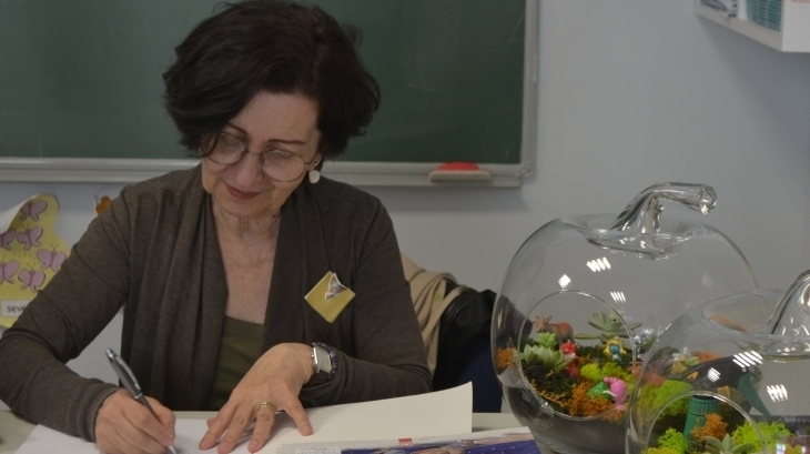 Bahçıvan Köstebek ve Uçan Karınca Kıvırcık adlı kitabın yazarı Aysun Berktay Özmen Halkalı Okyanus Koleji'nde