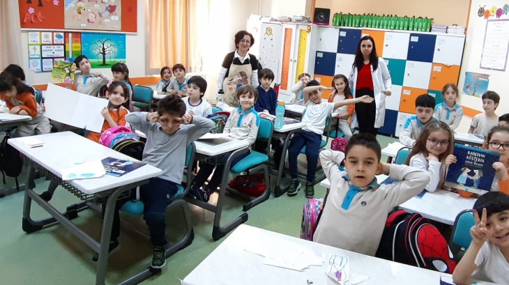 Bahçıvan Köstebek ve Uçan Karınca Kıvırcık adlı kitabın yazarı Aysun Berktay Özmen Beylikdüzü Okyanus Koleji'nde