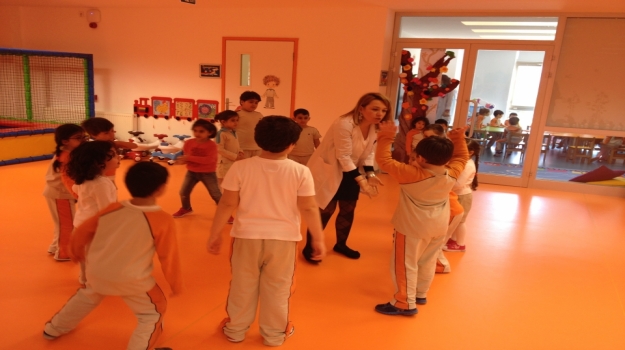 Beykent  Okyanus  Koleji  Okul  Öncesi  Güneş  Sınıfı Oyunlarla  Saat Kavramını Tekrar Ediyor.