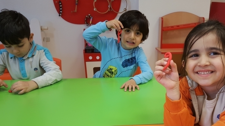Beykent Okyanus Koleji Okul Öncesi Balıklar Grubu Öğrencileri Okuma Yazma Dersinde