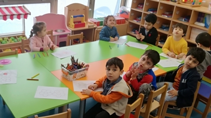 Beykent Okyanus Koleji Okul Öncesi Çiçekler Grubu Öğrencileri Sanat Etkinliği Zamanı