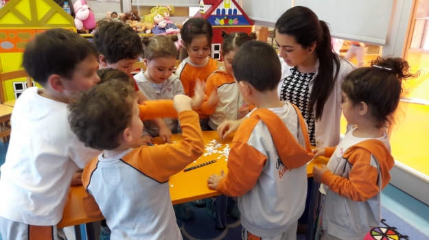 Beykent Okyanus Koleji Okul Öncesi Çiçekler Grubu Öğrencileri Fen ve Doğa dersinde