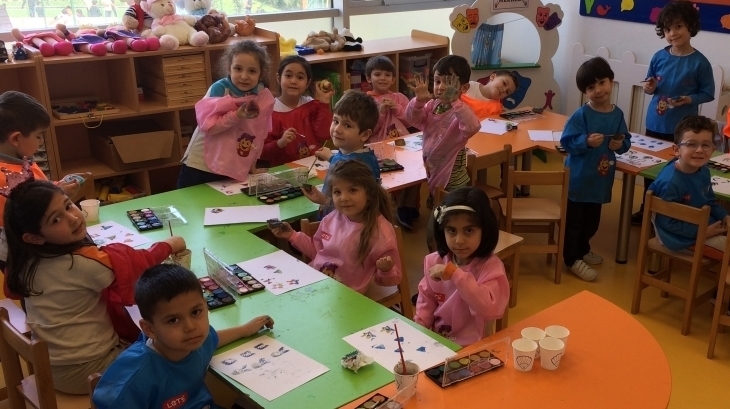 Beykent Okyanus Koleji Okul Öncesi Gökkuşağı Grubu Öğrenciler Sulu Boya Çalışması Yapıyor