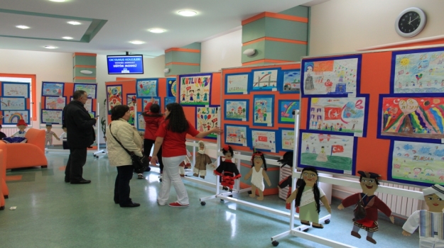 Beylikdüzü Okyanus Koleji'nde 23 Nisan Konulu Resim Sergisi
