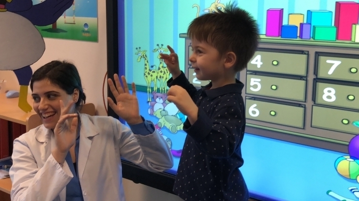 Bornova Okyanus Koleji'nin Minikleri Denizyıldızları Grubu Fastrackids Sunumunda