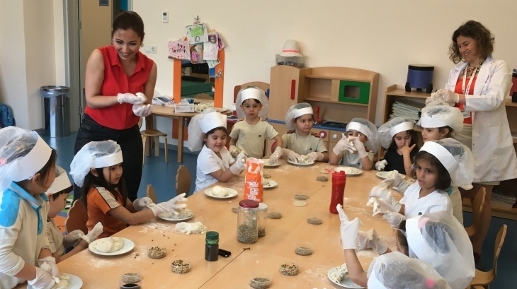 Bornova Okyanus Koleji Okul Öncesi Birimi İnciler Sınıfı Öğrencileri Velimiz Burcu Asil ile Aile Katılımı Etkinliğinde