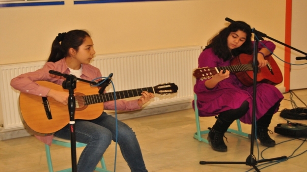 Branş Bursluluk Sınavı'na Katılan Öğrenci ve Velilere Müzik Dinletisi