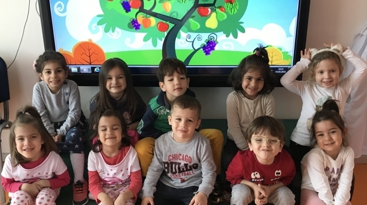 Çiçekler Sınıfı İngilizce Dersinde Yiyecek Konusunu Öğreniyor